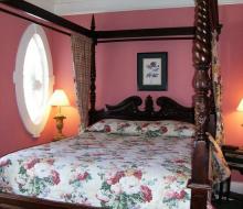 Suite-203-Stately-Queen-Bed